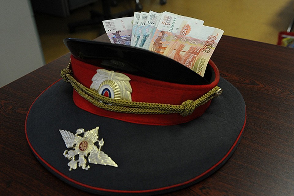 Волгоградец придумал историю, чтобы выманить деньги у инспектора.