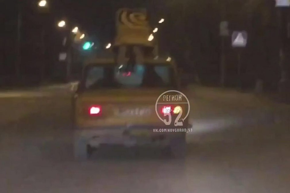 Водитель не сразу заметил лишнего пассажира.