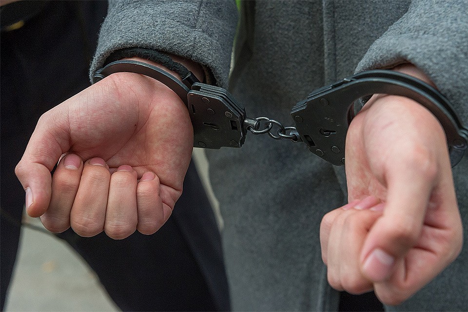 Суд отправил рецидивиста на 2 месяца под домашний арест, где тот избил соседку до смерти.