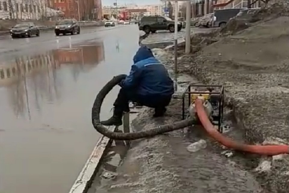 В Надыме избавились от гигантской лужи, перекачав грязь на соседнюю улицу Фото: скан видео группа «Злой и добрый надымчанин» vk.com