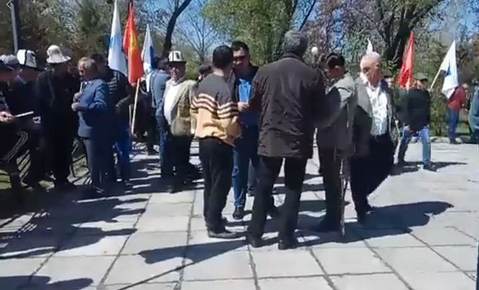 В Бишкеке проходит митинг-реквием в память о жертвах народной революции.