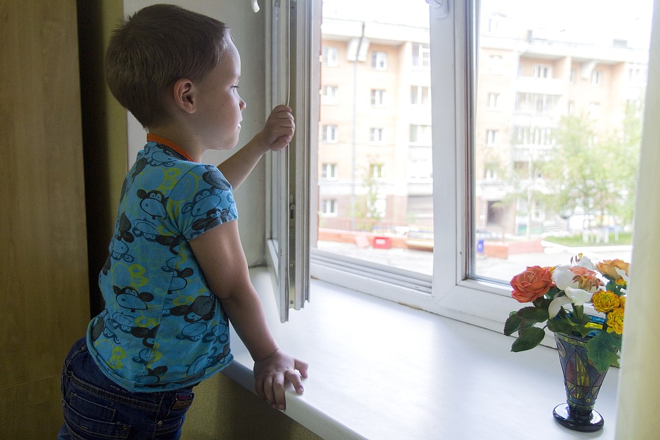 Каждый теплый сезон множество детей становится калеками и даже жертвами открытых окон