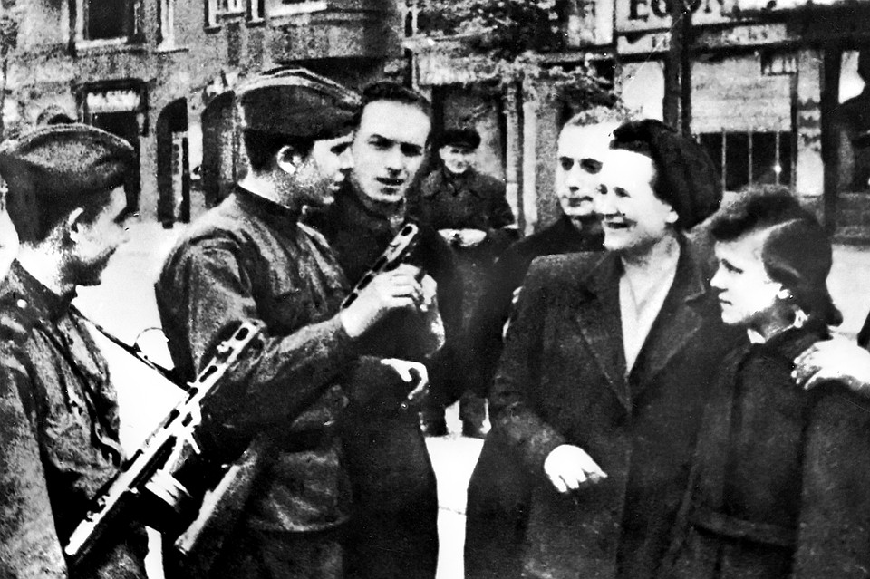 При штурме Берлина случалось многое. Но вот на этом кадре от 2 мая 1945 года советские солдаты не хватают за руки немецких женщин. Они улыбаются друг другу - и это не постановка, это фотофакт.