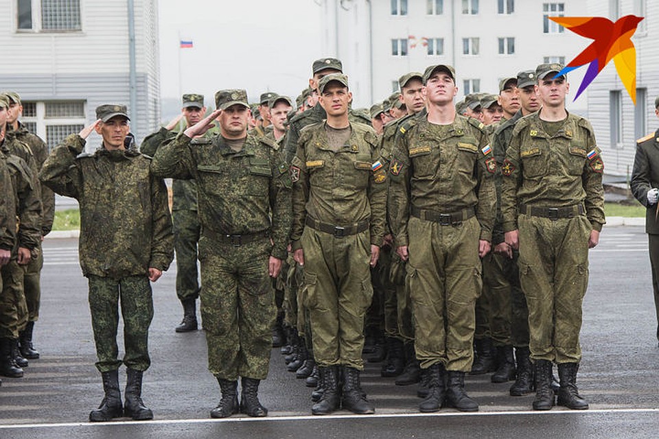 Один из солдат получил травму от своего сослуживца
