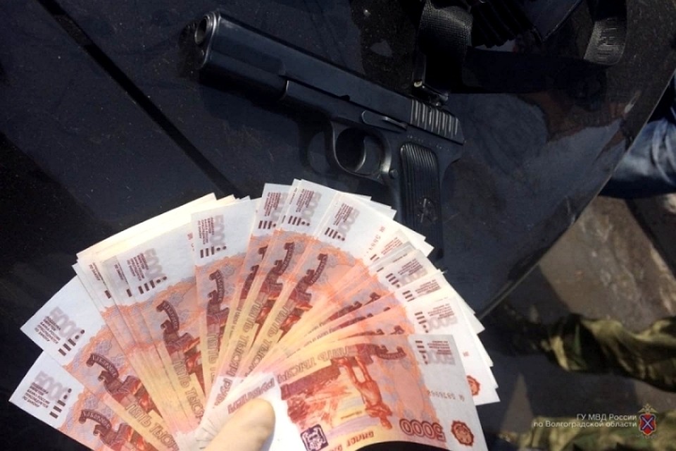 Мужчина заказал деньги в интернете.