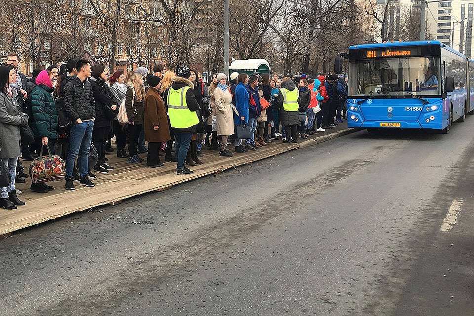 Между временно закрытыми станциями метро курсируют автобусы.