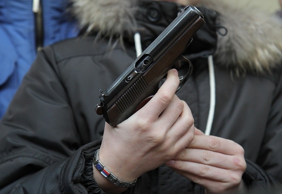 Стрелка уже поймали, пистолет он хранил законно, хотя и был судимым.