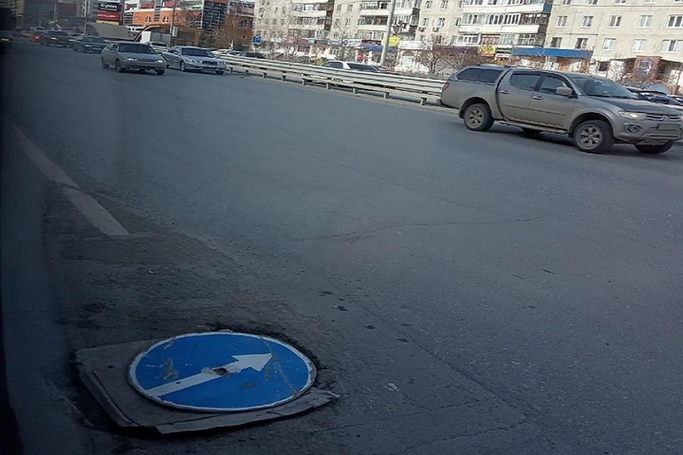 Дорожные знаки в Тюмени стали использовать для латания ям