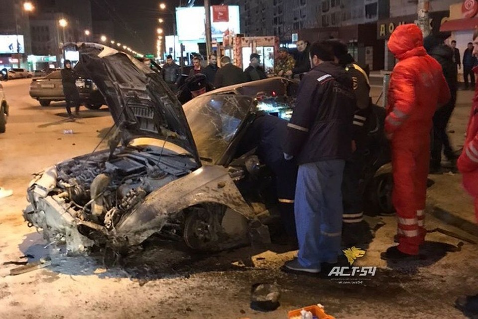 В машине оказалась зажата пассажирка "Субару".