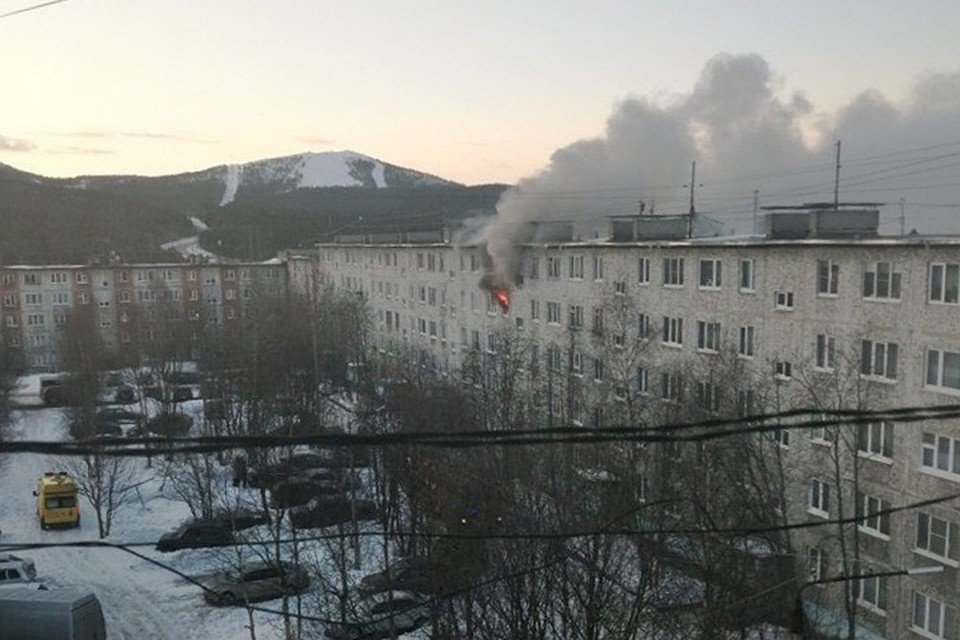 Пожар в Кандалакше с человеческими жертвами произошел на верхнем этаже здания. Фото: vk.com/kandaone