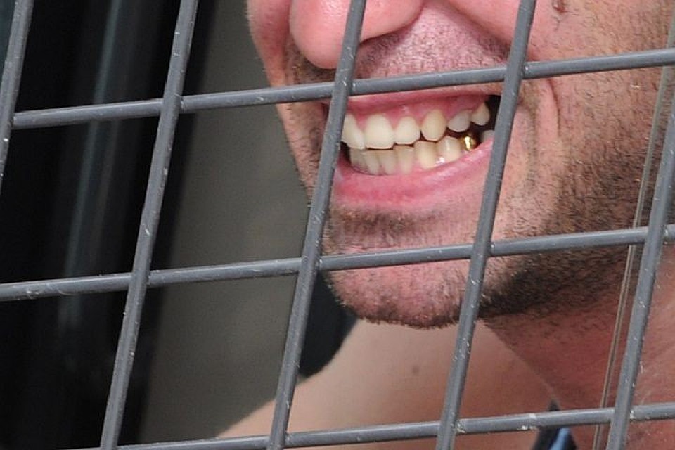 Мужчина решил помешать полицейским оформлять его «визит» в отдел.