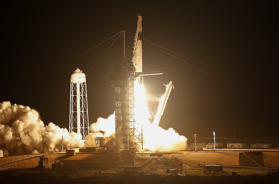 Компания SpaceX перенесла первый коммерческий запуск сверхтяжелой ракеты Falcon Heavy