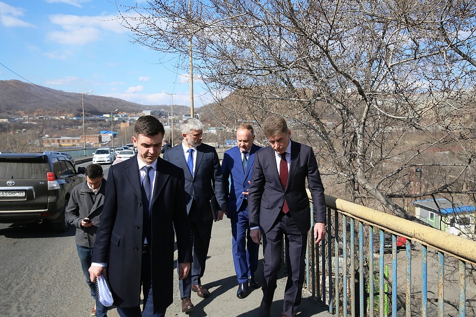 Министр транспорта Егвений Дитрих осматривает Рудневский мост.
