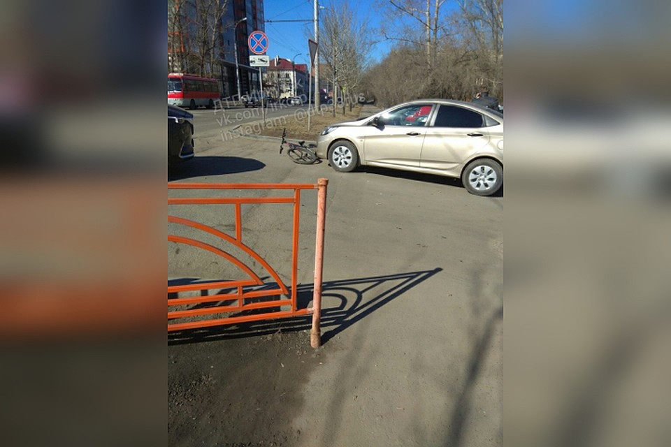 ДТП в Иркутске: 8-летнего ребенка на велосипеде сбила машина на улице Советская. Фото: место аварии. Группа ДТП38Rus.