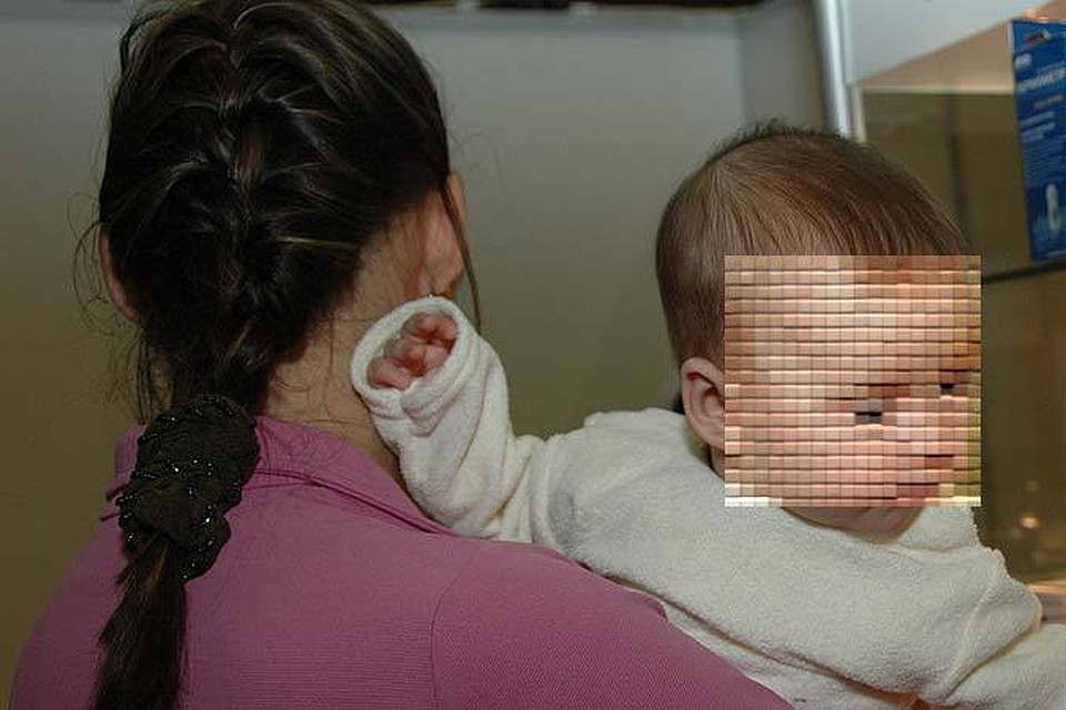 Ребенок плакал из-за боли, но мать так и не вызвала медиков.