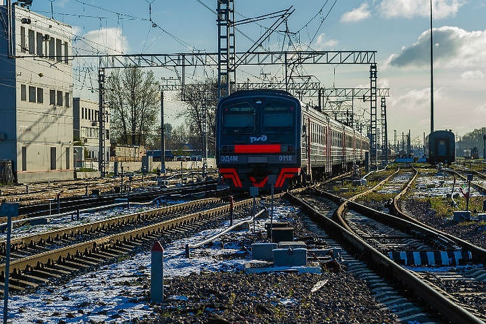 Из-за ж/д-переезда жители Новосинеглазово не могут уехать на работу. Фото: Олег Золото