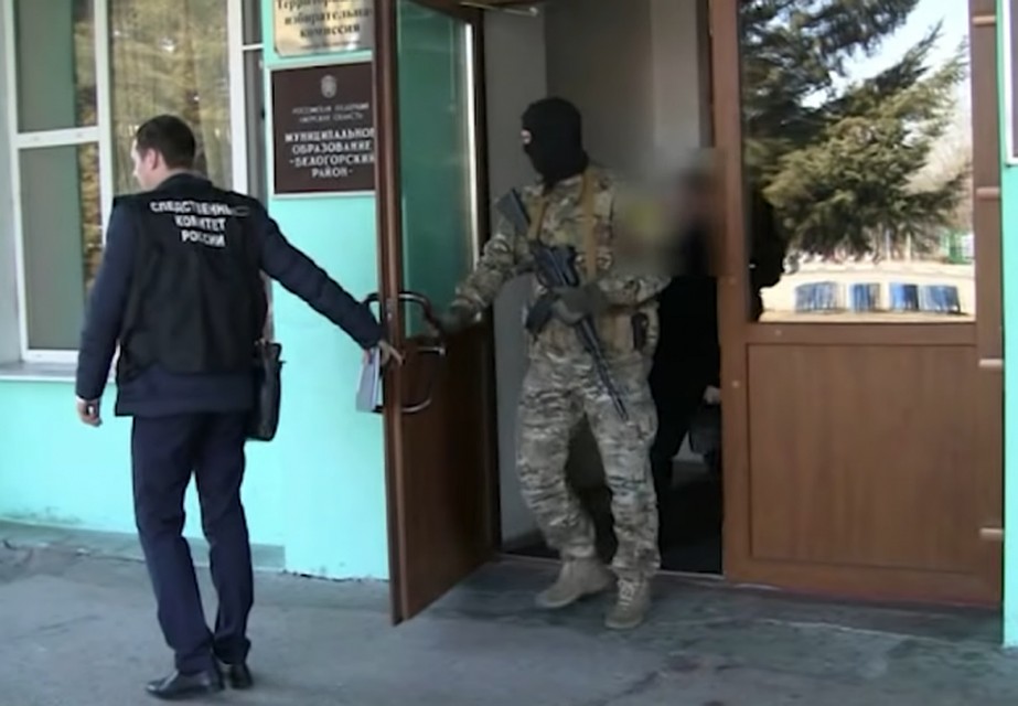 В Белогорске на рабочем месте задержали чиновника.