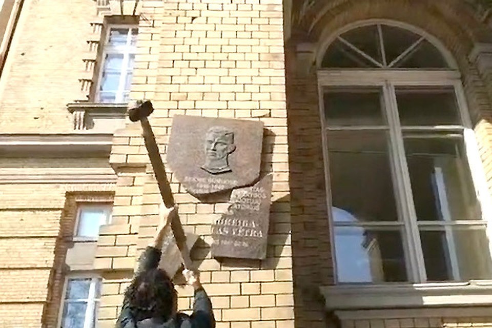 В Литве выпустили из-под стражи профессора, разбившего памятную доску в честь пособника нацистов. Фото: скриншот
