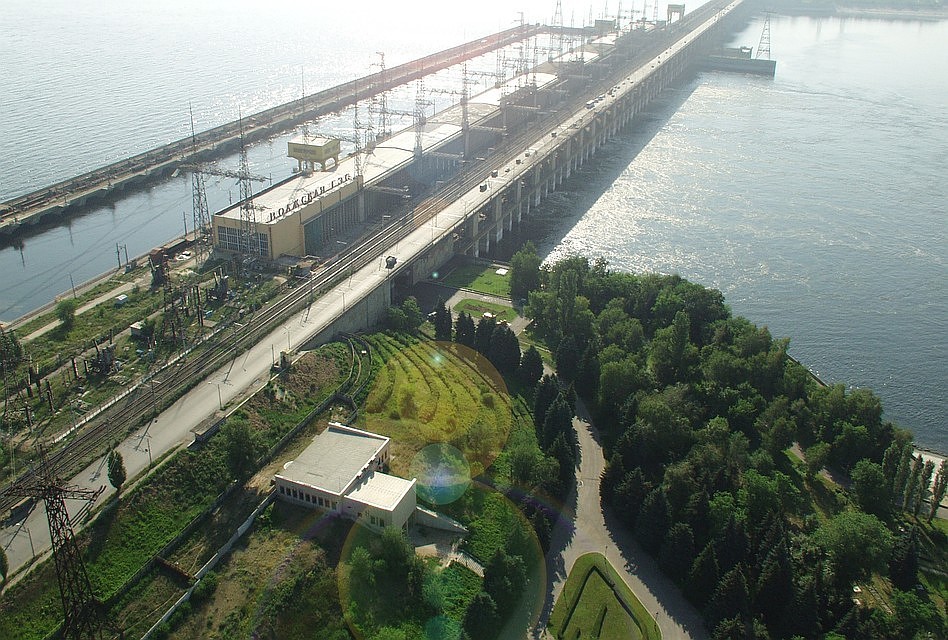 Водителей просят потерпеть: в ближайшее время пробки будут на обоих мостах через Волгу.