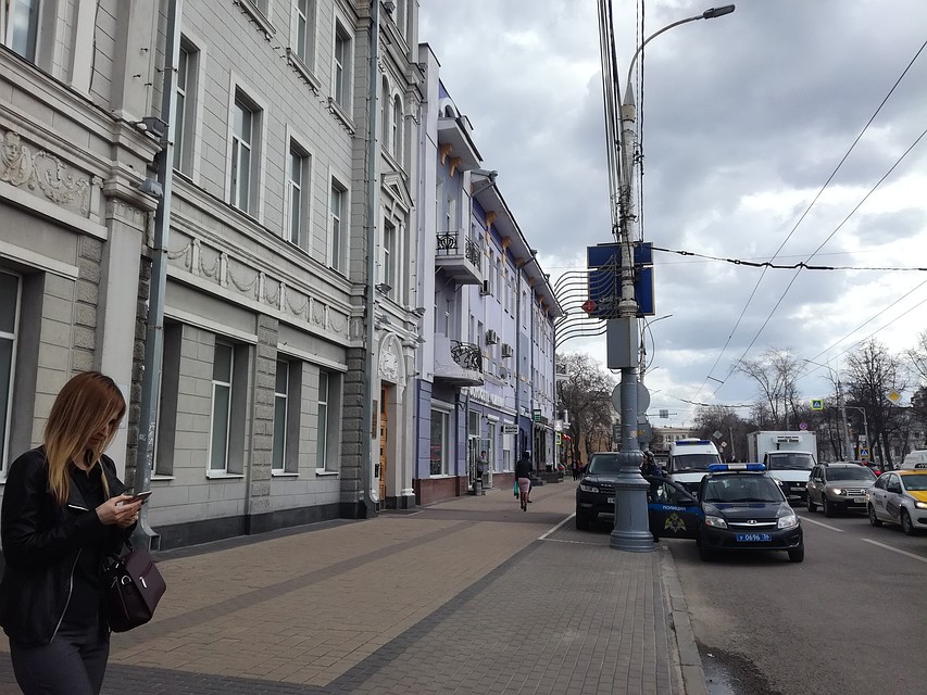 Правоохранители у здания городской администрации.