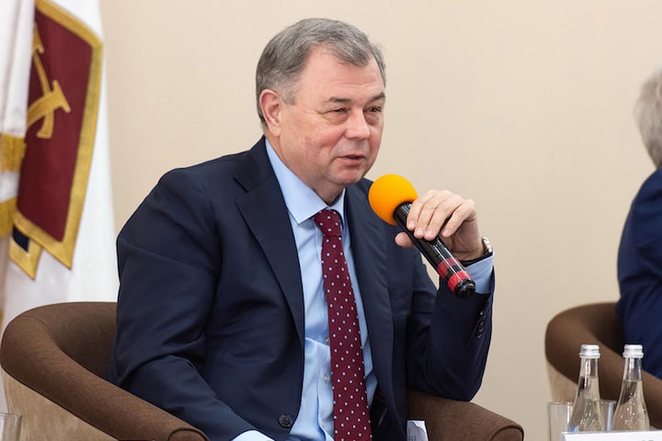 Губернатор Калужской области Анатолий Артамонов приветствовал организаторов фестиваля "Родина" в культурном центре "Этномир". Фото предоставлено пресс-службой правительства Калужской области.