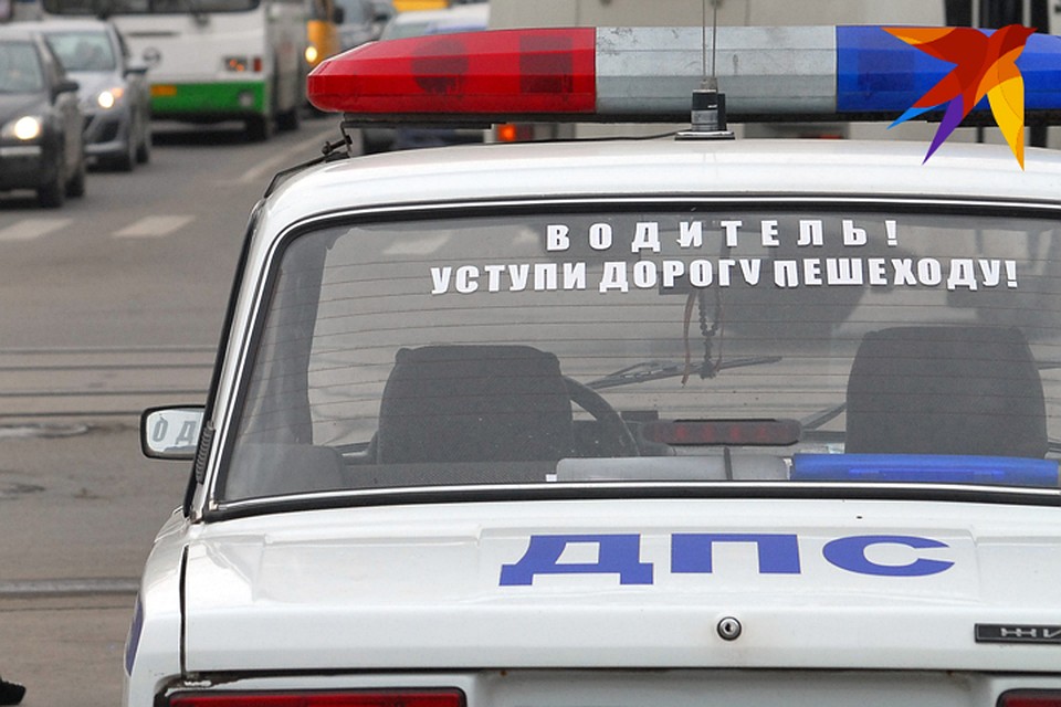 Полицейские проводят проверку по факту ДТП.