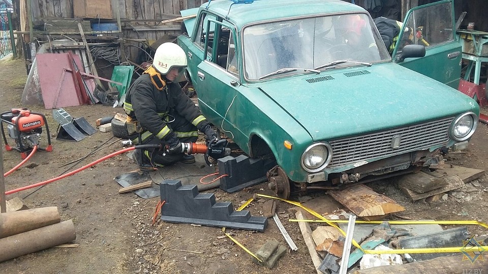 В Шумилино пенсионера зажало машиной во время ремонта Фото: vitebsk.mchs.gov.by