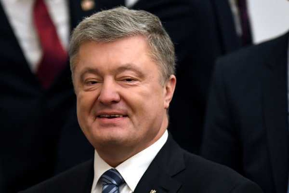 С 2016 года президент Украины Петр Порошенко и члены его семьи несколько раз выезжали за пределы Украины, используя подставные имена