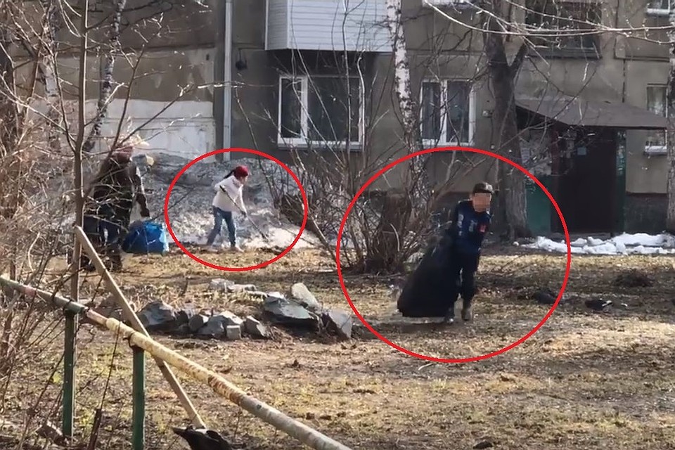 Детей засняли на видео, когда они помогали маме. Стоп-кадр с видео Олега Шурпика