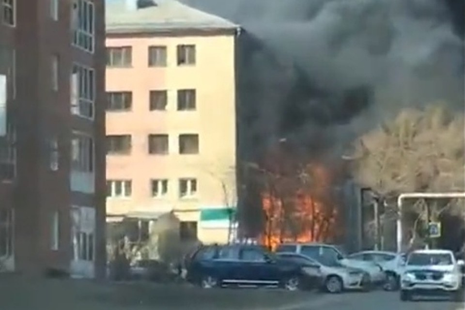 Днем в субботу загорелся магазин на проспекте Ленина, 81а в Кемерове