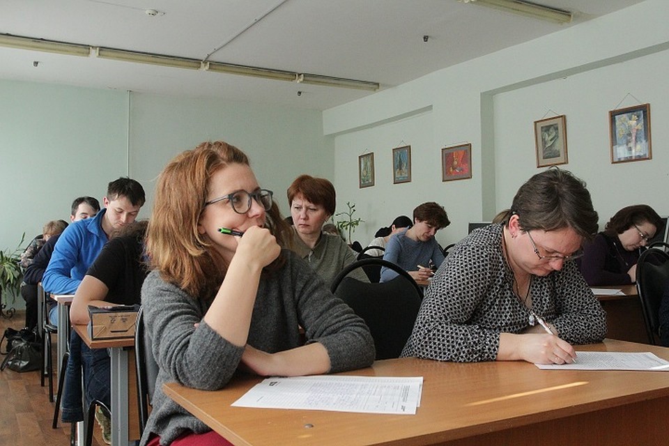 Добровольцы внимательно слушали чтеца