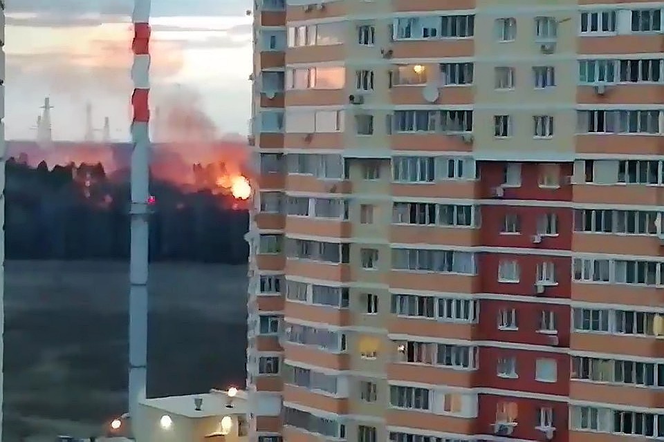 Загорелись порубочные остатки и штабели с бревнами