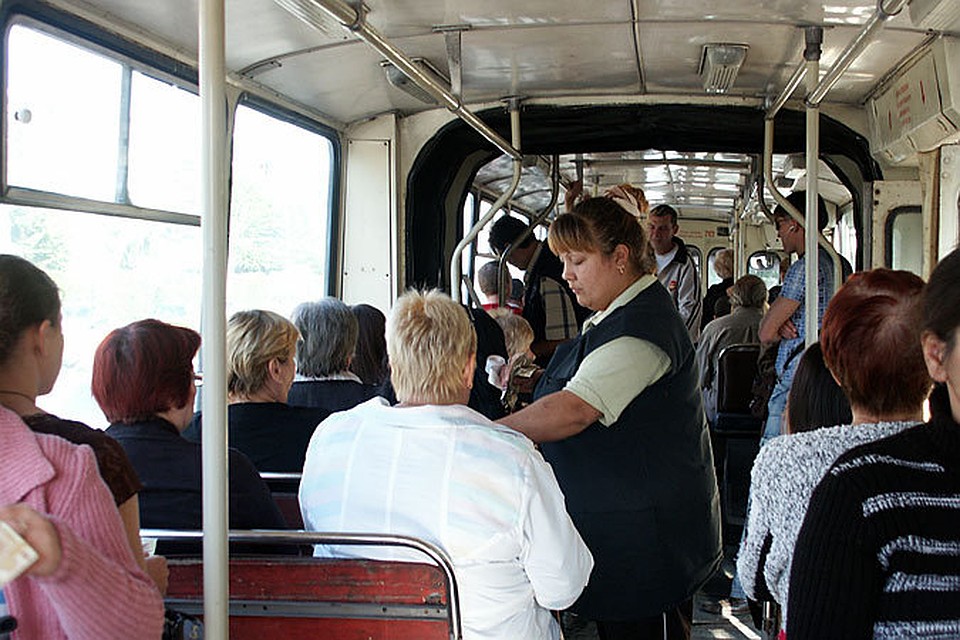 Работа кондуктора трудна и неблагодарна.