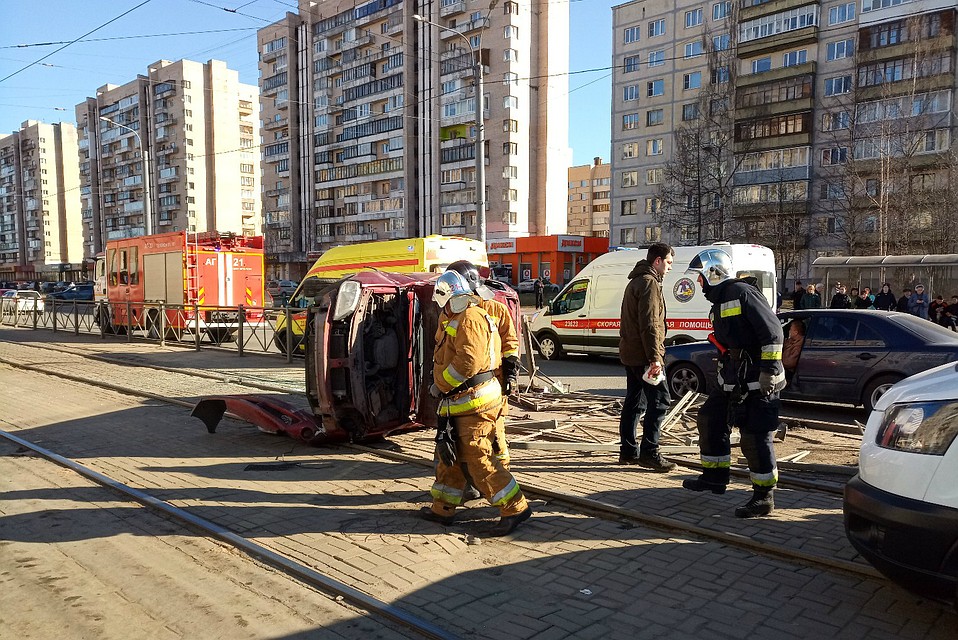 Чудом никто не пострадал. Фото: Сообщество «ДТП и ЧП | Санкт-Петербург» во «ВКонтакте»