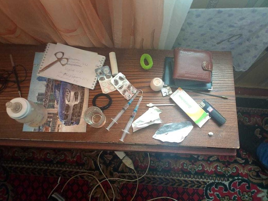 В квартире полицейские обнаружили шприцы с остатками наркотиков. Фото: ГУ МВД России по Челябинской области.