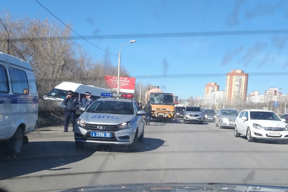 В Омске в пассажирскую маршрутку врезалась бетономешалка