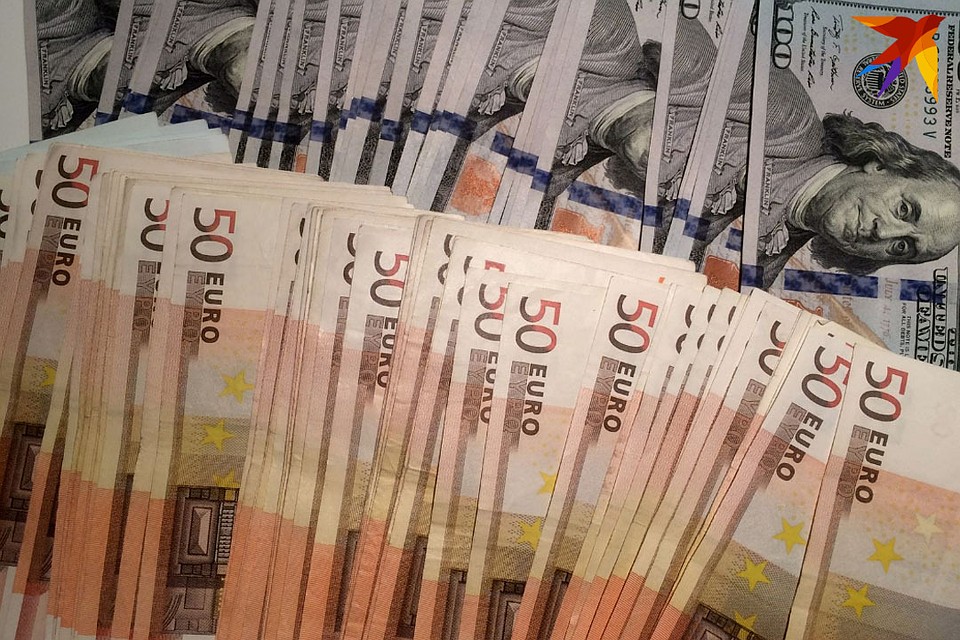 Валютная пара евро/доллар в последнее время колеблется в довольно узком диапазоне