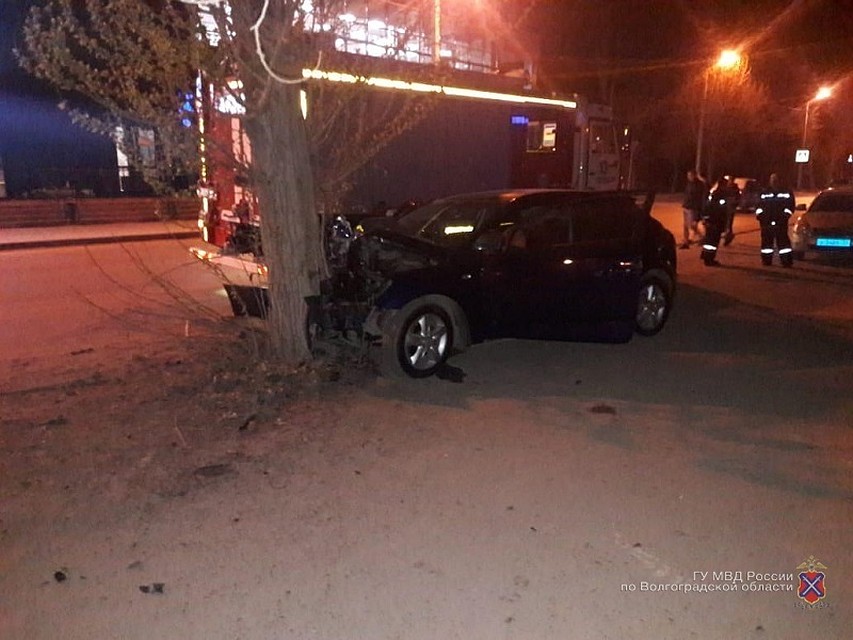 31-летний водитель «Киа Сид» не справился с управлением, слетел с дороги в дерево.