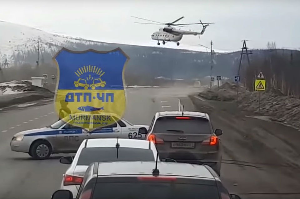 Вертолет сел на трассу из-за пациентки. Фото: vk.com/murmansk_dtp