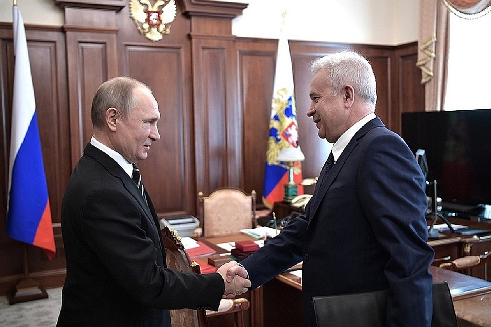 Владимир Путин тепло поприветствовал Вагита Алекперова. Фото: пресс-служба Кремля