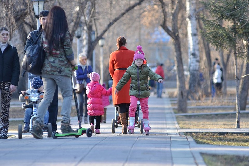 Сегодня в городе будет тепло, но возможен небольшой дождь.