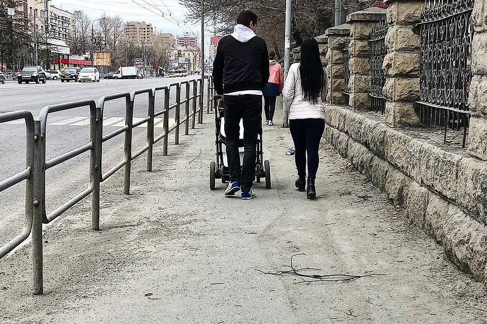 Под заборами скопился слой грязи, который можно вымести лишь вручную. Но насколько это качественно? Фото: «Челябинский урбанист»