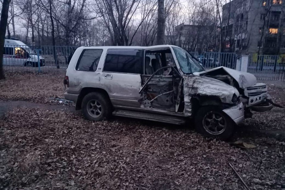 В Хабаровске пьяный водитель снес забор возле школы и дерево
