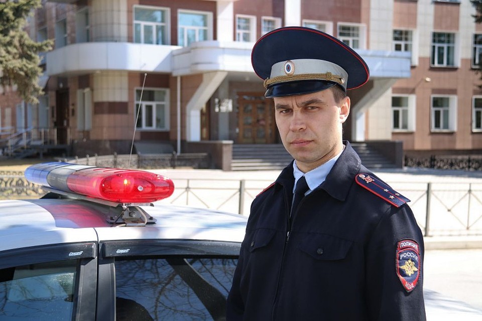 Инспектор ГИБДД быстро довез женщину до роддома. Фото: МВД по Новосибирской области.