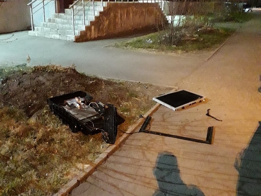 В Омске из окна многоэтажки выбросили телевизор