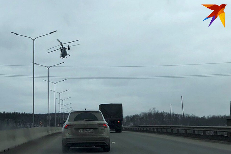 Вертолет сопровождал боевую технику и спешащих на работу автомобилистов на протяжении всего маршрута.
