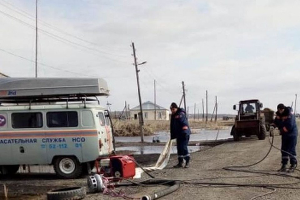 Спасателям удалось выкачать лишнюю воду из реки. Фото: МЧС по Новосибирской области.