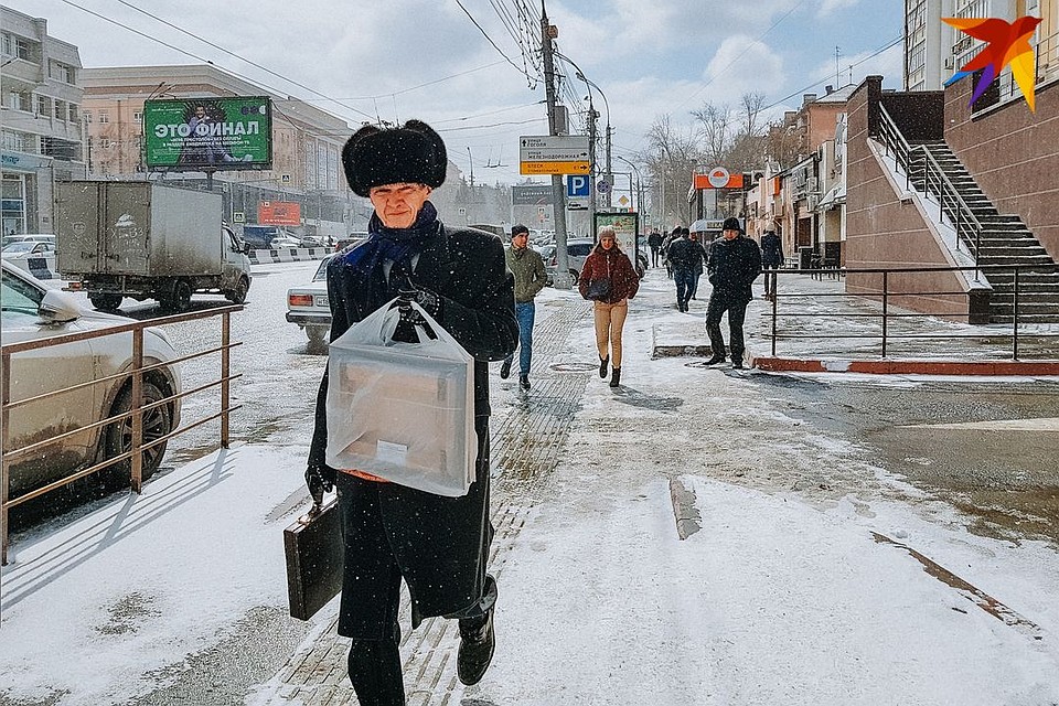 Сибиряки с утра словно вновь оказались в снежном феврале.