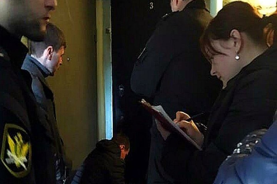 Судебные приставы приехали на адрес вместе участковым и специалистами и отремонтировали общедомовую систему теплоснабжения/ФОТО: УФССП России по Ярославской области