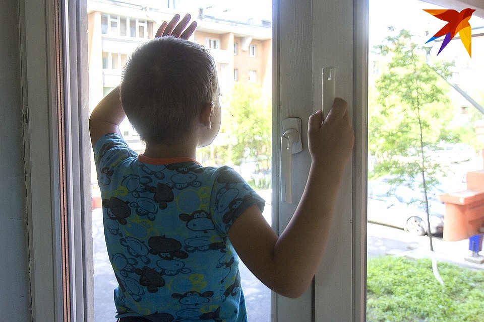 Уследить за шустрыми отпрысками не всегда возможно, поэтому лучше сделать окно безопасным